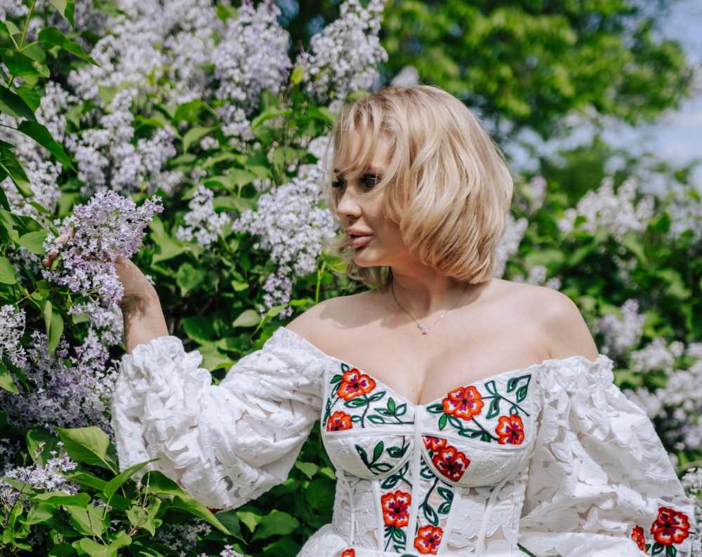 Пісня-надія: українська співачка AVERINA презентує нову композицію «Небо» Пісня-надія: українська співачка AVERINA презентує нову композицію «Небо»