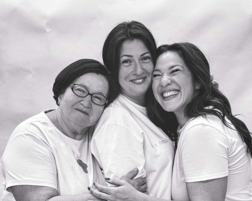 Зворушлива прем’єра до Дня матері: Наталка Карпа і діти з KARPARATION запрошують у “Мамин Світ”