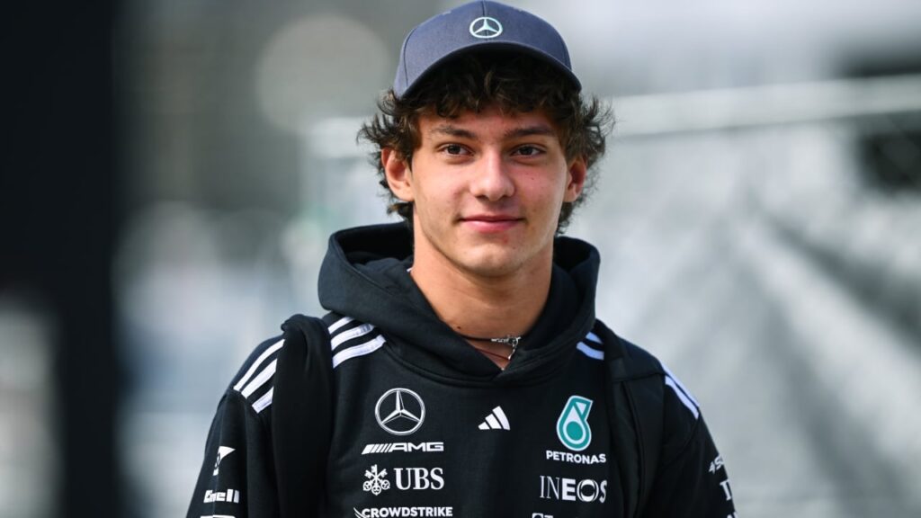 Найкраща шкільна поїздка в житті: гонщик Mercedes запросив однокласників у паддок