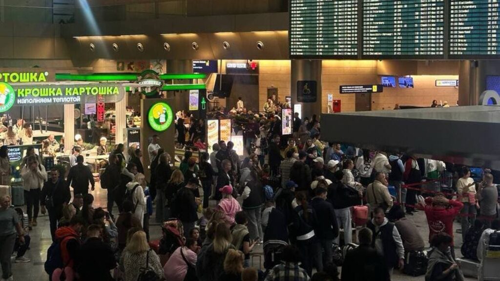 Колапс у московських аеропортах: пасажири кілька діб чекають рейсів
