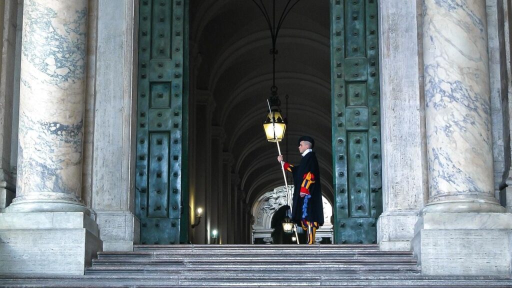 Режим тиші: у день конклаву Ватикан залишиться без мобільного звʼязку
