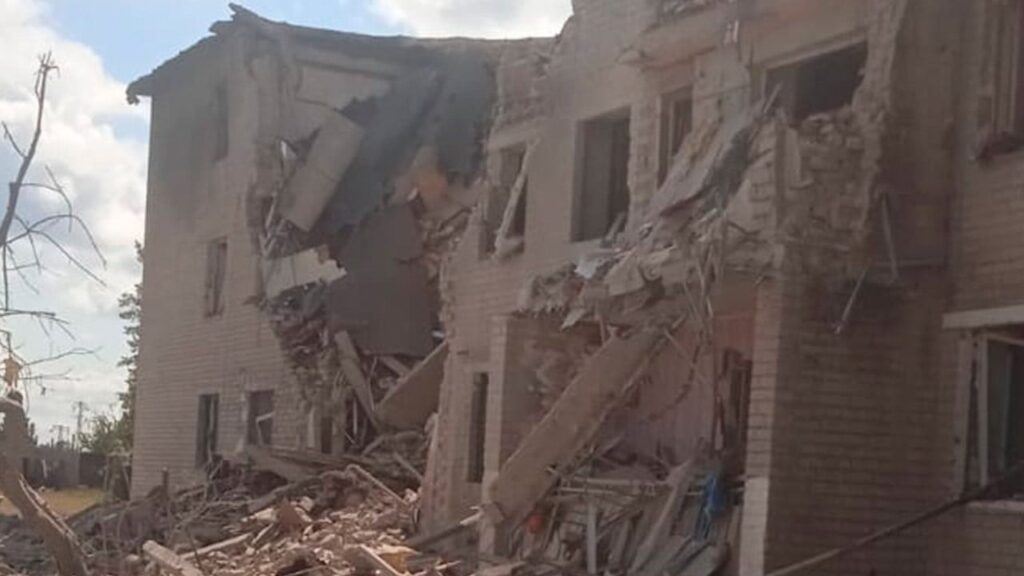 РФ вдарила бомбою по багатоквартирному будинку в Куп’янську-Вузловому: є постраждалі