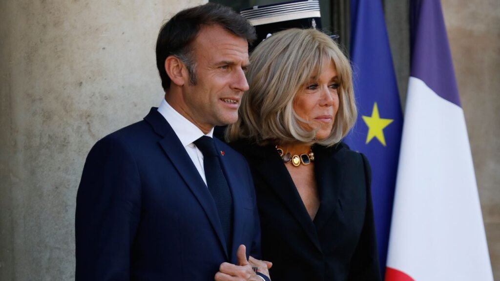 Ляпас на трапі: що трапилося між Макроном і його дружиною у В’єтнамі Ляпас на трапі: що трапилося між Макроном і його дружиною у В’єтнамі