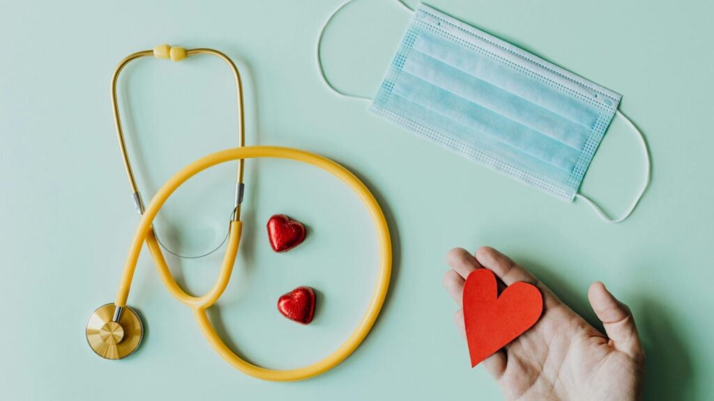 Із вдячністю в серці: листівки та побажання на День медсестри 2025