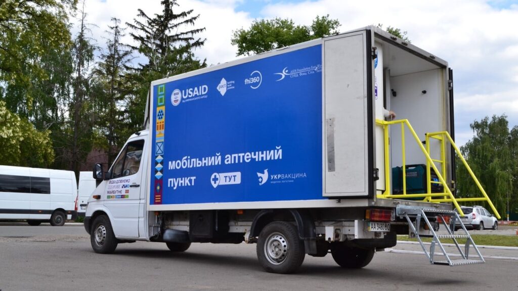 Ліки на колесах: 29 мобільних аптек працюють вже у 17 регіонах України Ліки на колесах: 29 мобільних аптек працюють вже у 17 регіонах України