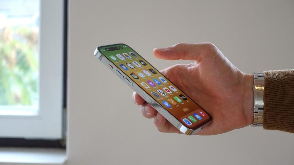 Косметика, айфони, тату-машинки: МОЗ звинувачують у нецільових розтратах