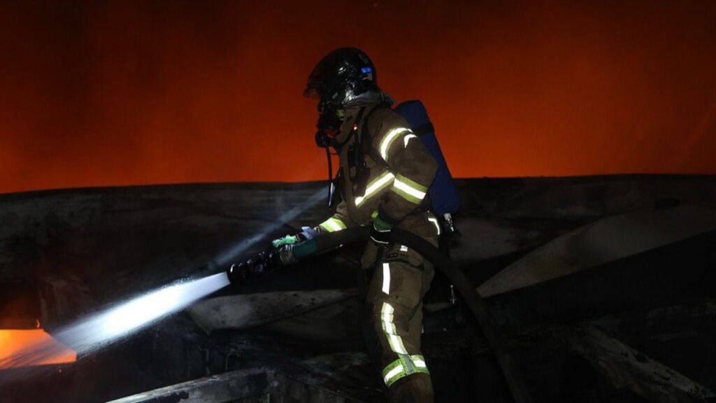 Нічна атака на Дніпропетровщину: горіли підприємство і фермерське господарство