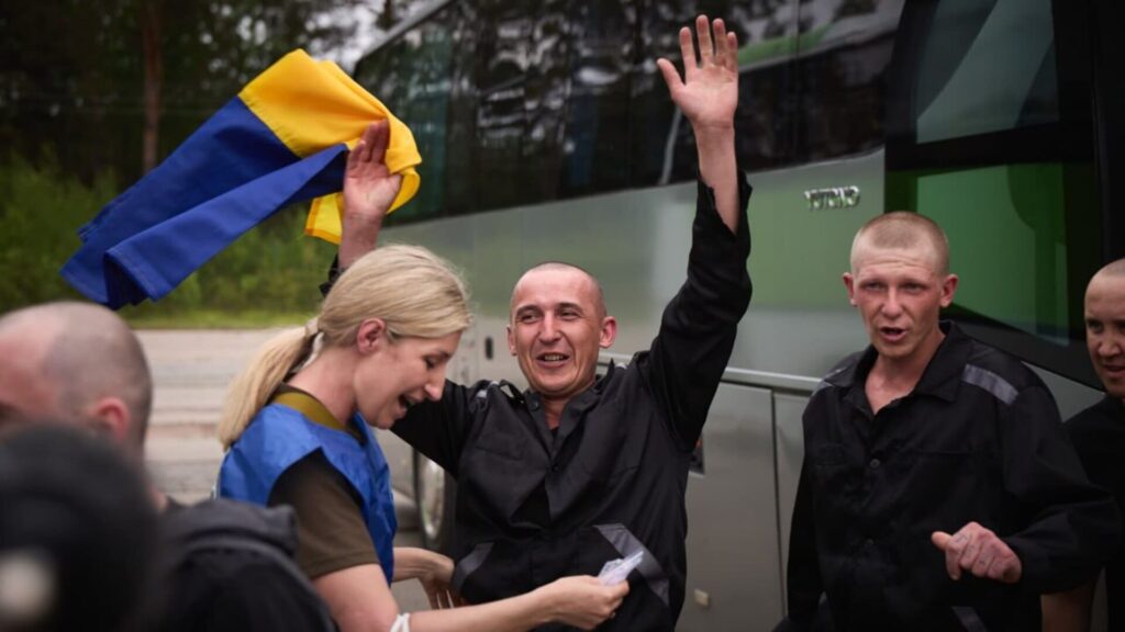 Сльози, слова любові й шоколад: історії звільнених з полону 25 травня