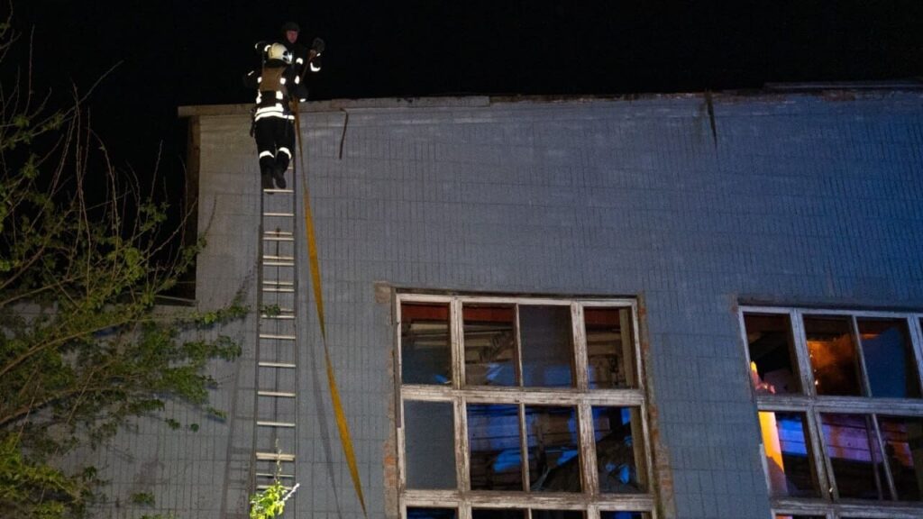 РФ масовано атакувала Суми БпЛА та КАБами: побиті будинки та будівля підприємства