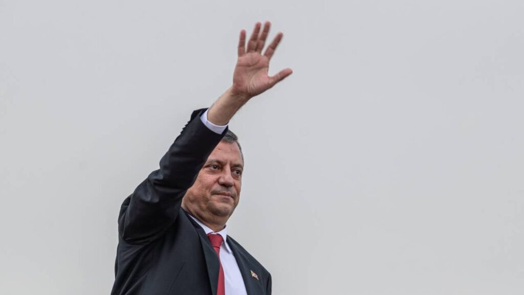 У Стамбулі на лідера опозиційної партії Туреччини напав чоловік У Стамбулі на лідера опозиційної партії Туреччини напав чоловік