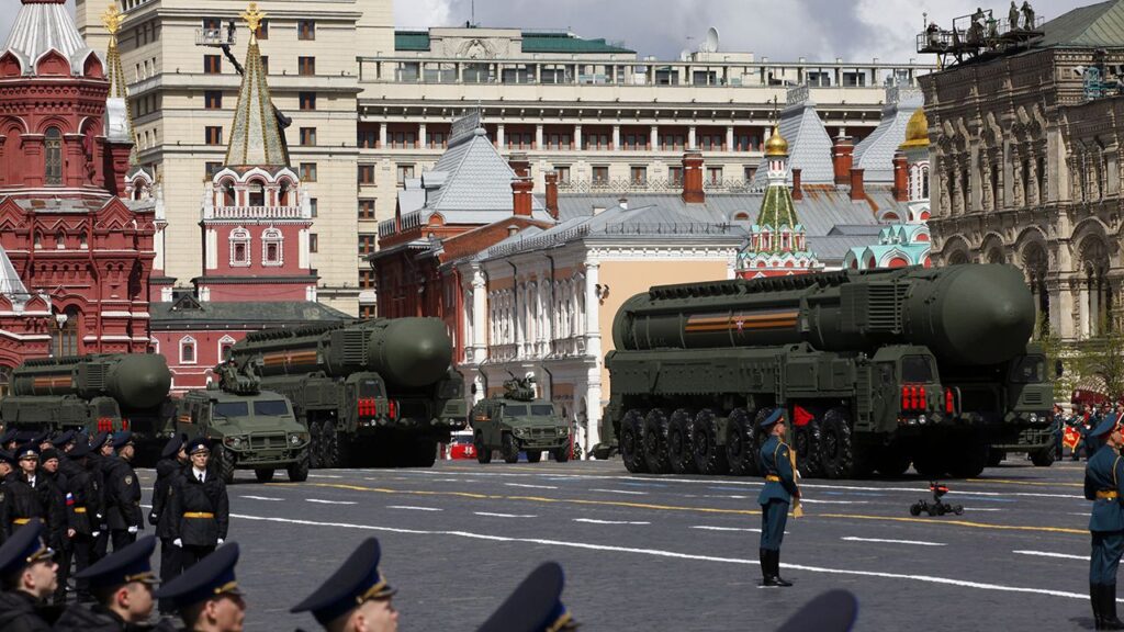 Кремль витрачає $100 млрд, щоб не залишитися на параді наодинці – ЦПД