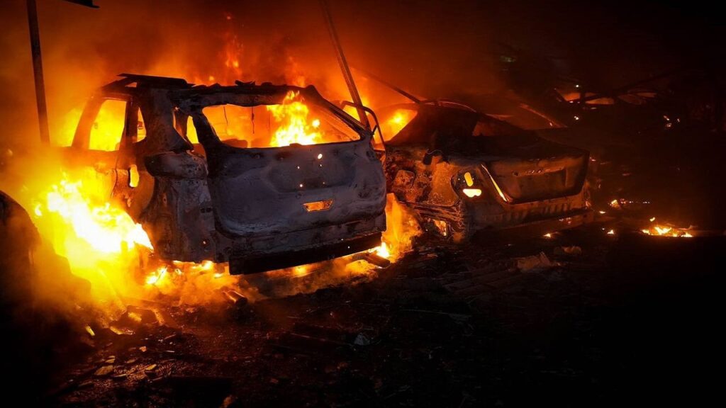 Внаслідок нічної атаки на Одесу згоріло 20 автомобілів