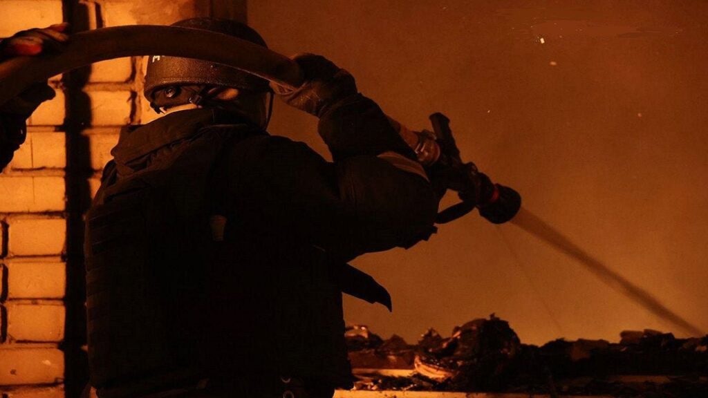 Атака на Світловодськ: пожежа на підприємстві та пошкоджені будинки, є травмовані