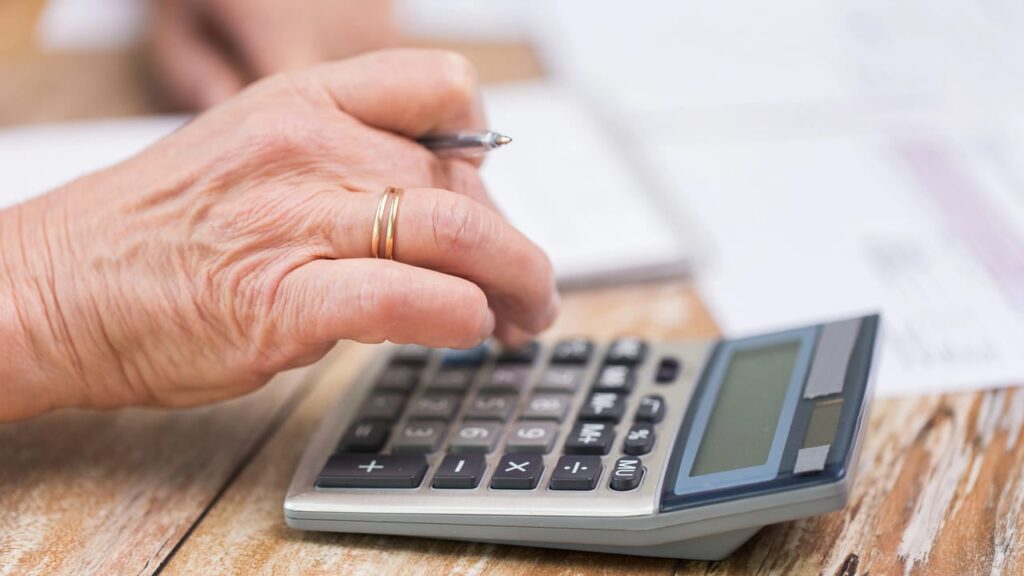 Які податки платить пенсіонер, який працює, в Україні у 2025 році