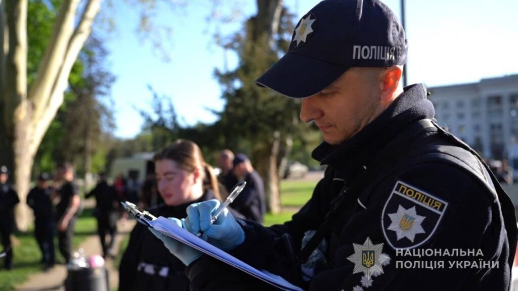 В Одесі чоловік із двома ножами напав на правоохоронців, є поранені