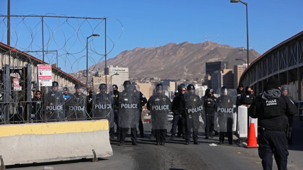 $1 тис. і квиток додому: Трамп платить мігрантам за виїзд зі США $1 тис. і квиток додому: Трамп платить мігрантам за виїзд зі США