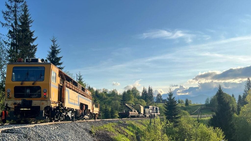 Відновлення пошкодженої колії у Карпатах може тривати до трьох діб – Укрзалізниця