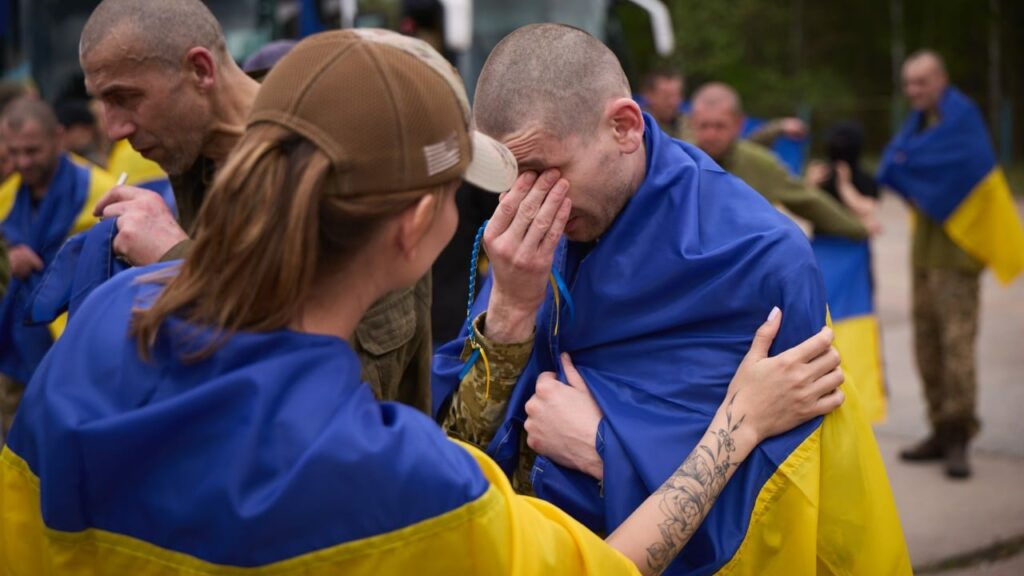 Мамо, я живий: перші емоції звільнених із полону