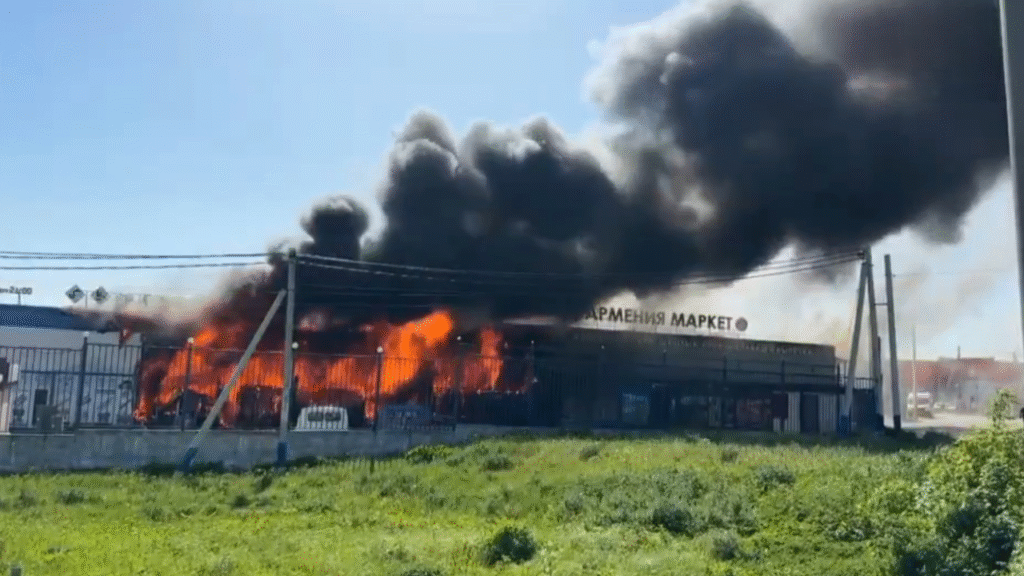 Всі територія у чорному диму: у Підмосков’ї палає ринок