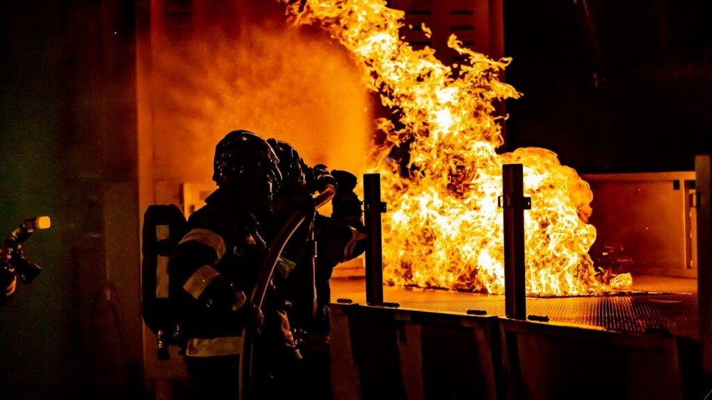 У Тернополі внаслідок ракетного удару сталася пожежа на промпідприємстві — ОВА