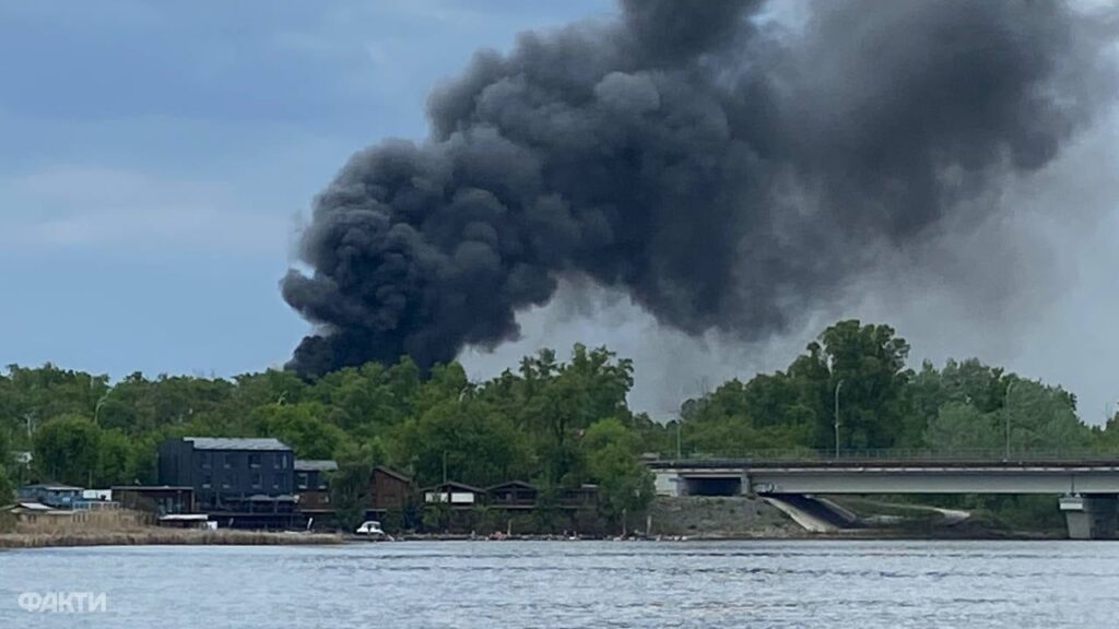 На території Гідропарку в Києві спалахнула масштабна пожежа