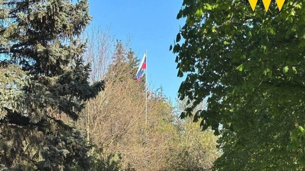 Розвішують прапори і закликають дітей доносити на дорослих: партизани про пропаганду РФ на ТОТ