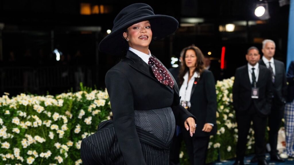 Ріанна оголосила про третю вагітність на червоному хіднику Met Gala 2025