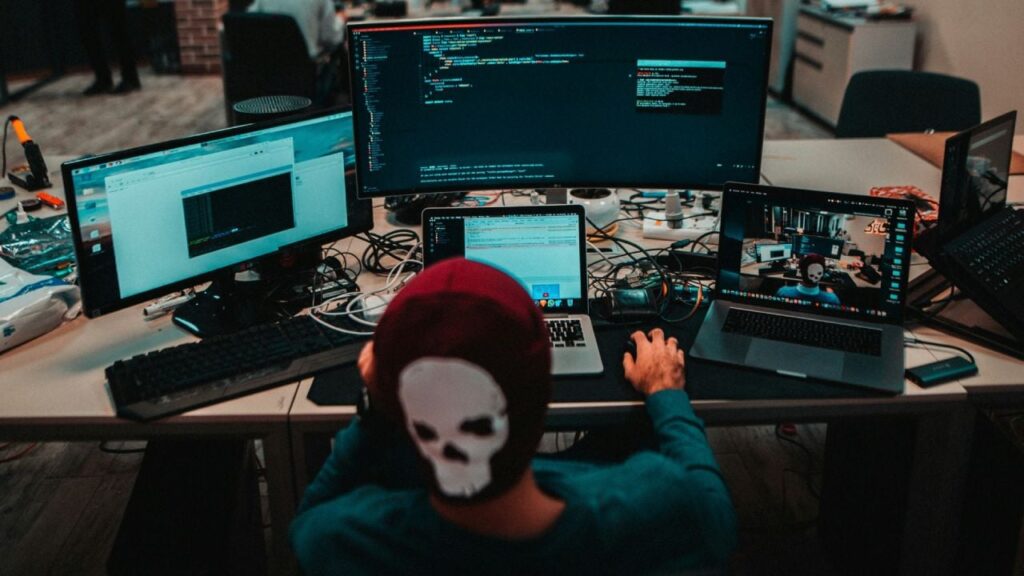 Прикидалися журналістами: російські хакери атакували британське Міноборони