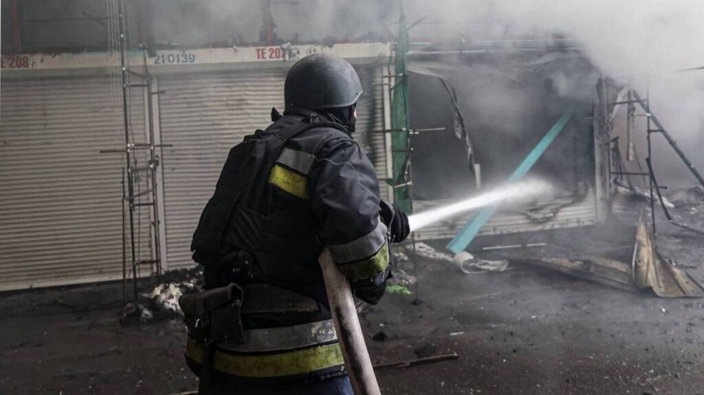 Вибухи в Харкові: на ринку Барабашово згоріло 20 павільйонів, ще 90 пошкоджено