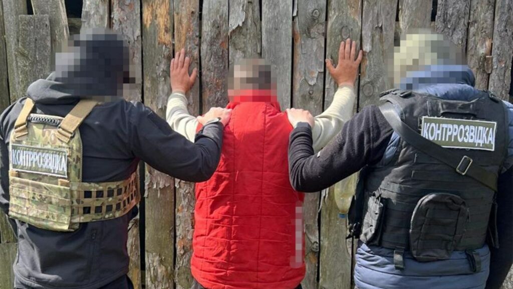 Шпигував за українськими військами: на Чернігівщині СБУ затримала агента РФ Шпигував за українськими військами: на Чернігівщині СБУ затримала агента РФ