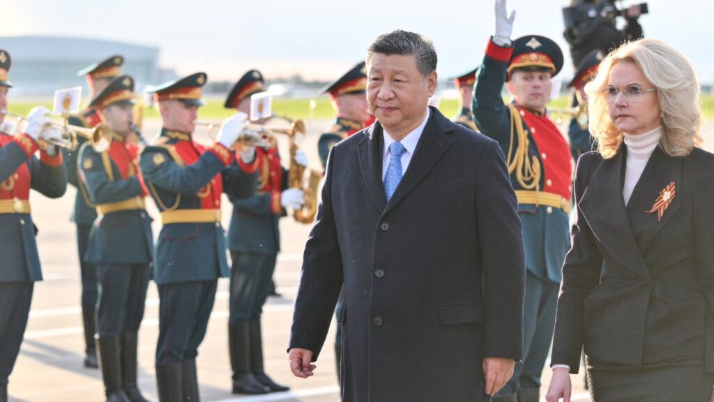 Сі Цзіньпін прилетів на парад у Москву: Путін назвав його “дорогим другом”