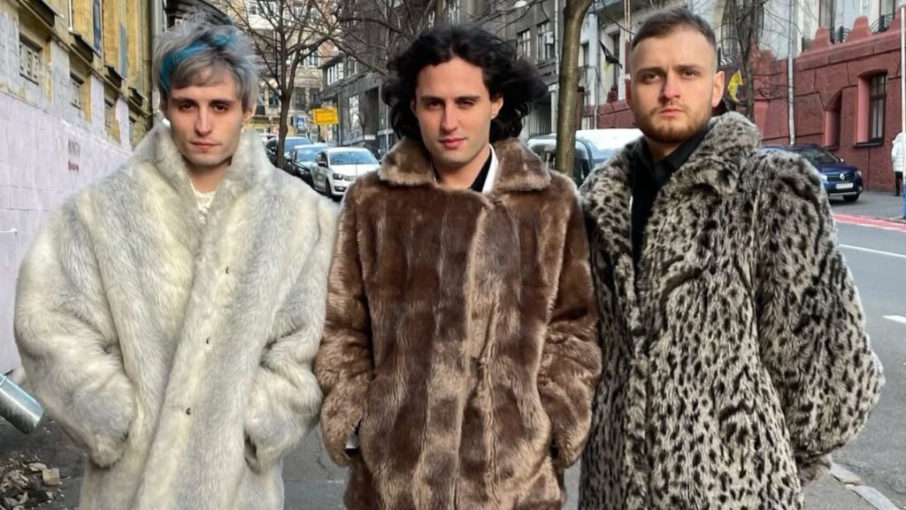 Бомбер з цінником та штани за 40 грн: скільки коштує лук гурту Ziferblat