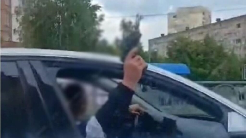 У Дарницькому районі Києва двоє чоловіків стріляли з вікна Audi У Дарницькому районі Києва двоє чоловіків стріляли з вікна Audi