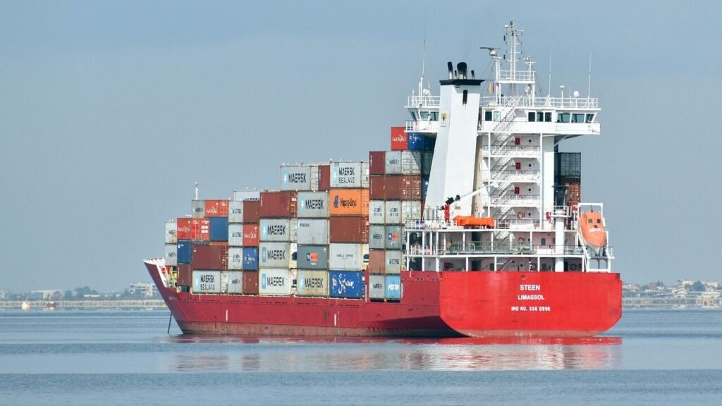 Побачив у саду 135-метровий корабель: у Норвегії судно дуже дивно сіло на мілину