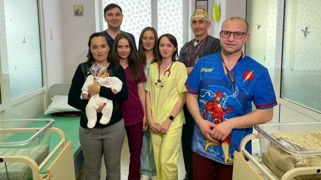 У Львові новонародженій зробили унікальну операцію за допомогою робота Da Vinci