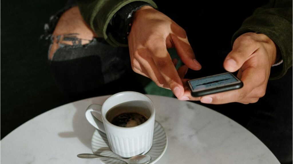 Apple готує iPhone до керування мозком: як це працює і що зміниться вже цього року