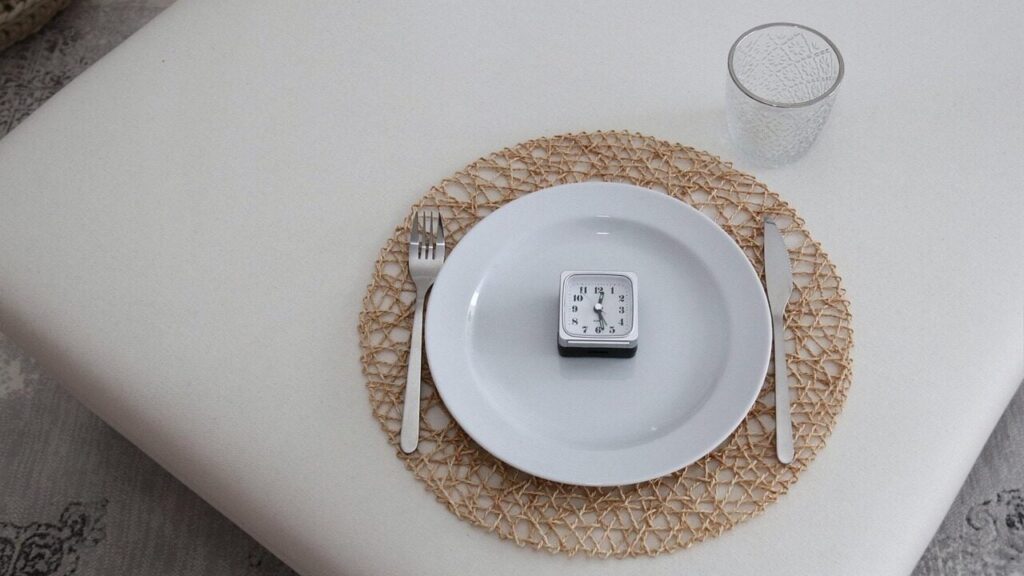 Дієтолог назвав найкращий час для вечері, якщо треба схуднути
