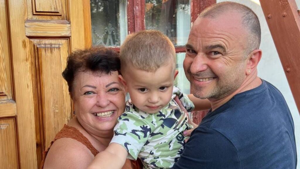 Віктор Павлік показав себе у дитинстві – рідкісне фото з архіву співака