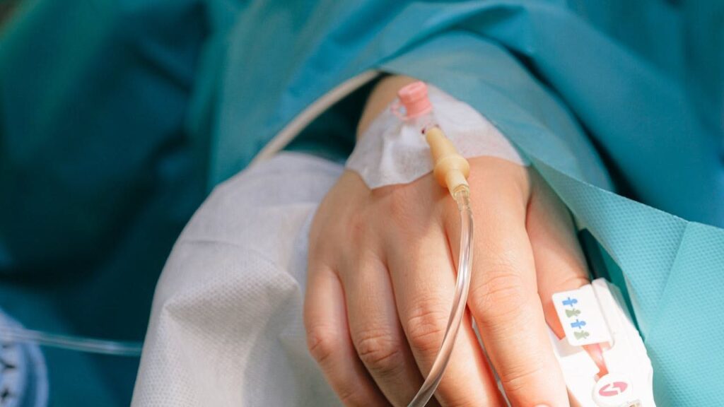 У Києві 14-річна школярка випала з вікна третього поверху: що відомо