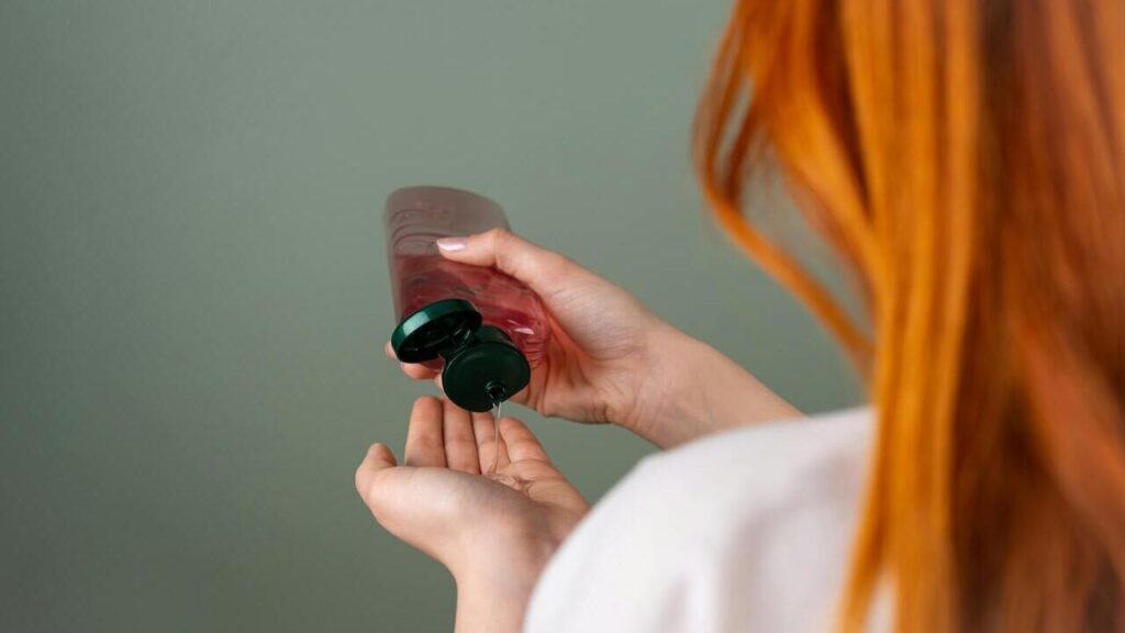 Захищено: Причини появи лупи та як шампунь допомагає з ними впоратися