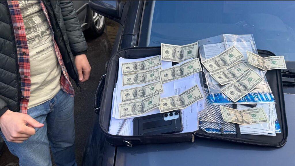 Торгував даними про розшук і виїзд за кордон: на Франківщині викрили посадовця