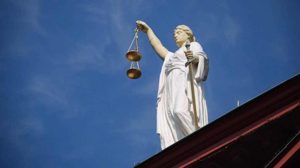 Засуджений до 20 років: у Франції колишній хірург скоїв насильство над майже 300 дітьми