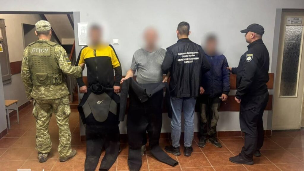 Хотіли перетнути Тису у гідрокостюмах: ДПСУ затримали двох “водолазів” та їхнього провідника