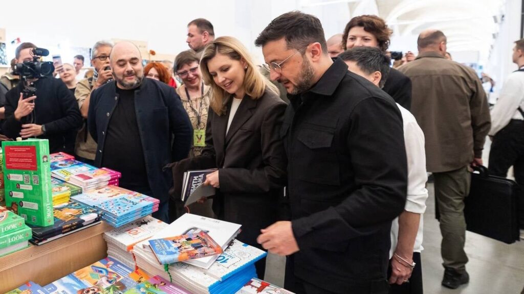 Зеленський купив книги Убити тирана і Присмерк імперії на Книжковому Арсеналі