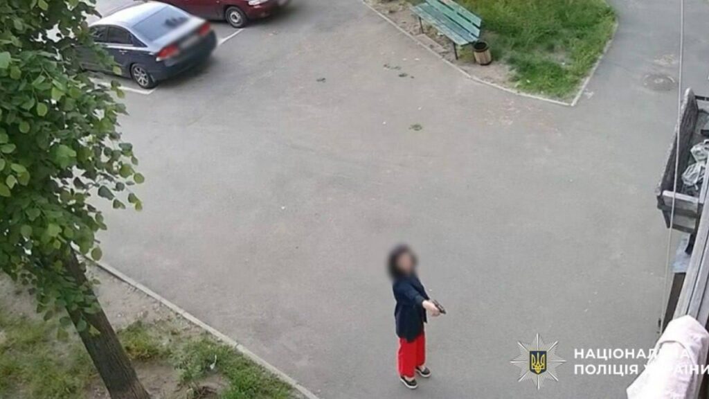 Стрілянина в Дніпровському районі Києва: жінка вистрілила в бік будинку і зникла