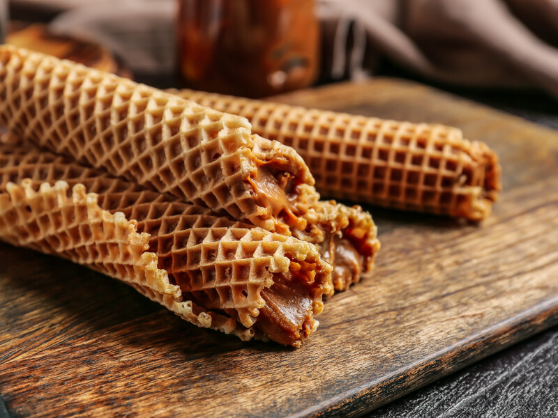 Чудові вафельні трубочки на сковорідці – і без начинки дуже смачно