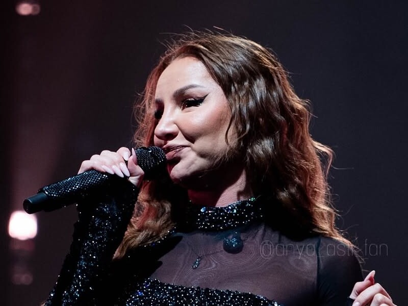 Anna Asti, яка замовчує російську агресію проти України, публічно покалічила себе на сцені Anna Asti, яка замовчує російську агресію проти України, публічно покалічила себе на сцені