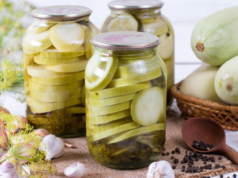 "Виходять надзвичайно смачними". Найпростіший рецепт консервованих хрустких кабачків