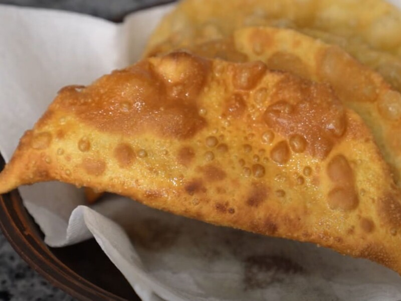 Чебуреки за цим рецептом виходять неймовірно смачними й соковитими. Господиня розкрила головні секрети