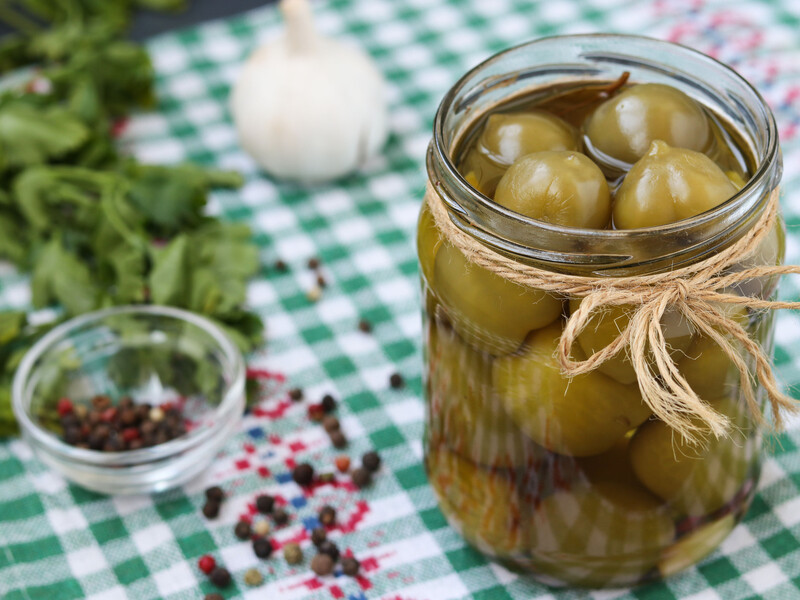 Ці консервовані зелені томати дуже смачні, а готувати їх легко. Рецепт